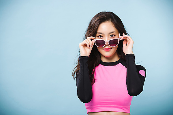 포토 JPG 스튜디오촬영 여자 수영복 포즈 실내 한명 서기 상반신 20대 성인 앞모습 여름 여름휴가 바캉스 선글라스 만지기 한국인 몸매 의료성형뷰티 래쉬가드 성인여자한명만 국내포토 1 옷 계절 안경 뷰포인트 모션 휴가 사람 동양인 청년 내부 여자한명만 성인여자만 파일형식 여름_계절