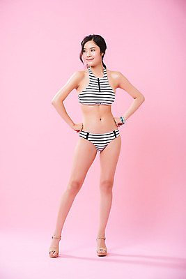 포토 JPG 스튜디오촬영 전신 여자 허리손 포즈 실내 한명 서기 20대 성인 앞모습 여름 여름휴가 바캉스 비키니 섹시 한국인 하이힐 몸매 S라인 의료성형뷰티 성인여자한명만 국내포토 1 계절 수영복 구두 뷰포인트 컨셉 모션 휴가 사람 동양인 청년 내부 여성화 여자한명만 성인여자만 파일형식 여름_계절