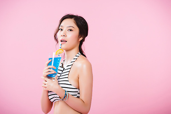 포토 JPG 스튜디오촬영 여자 음료 포즈 실내 빨대 한명 서기 들기 20대 성인 옆모습 여름 여름휴가 바캉스 비키니 한국인 칵테일 몸매 의료성형뷰티 성인여자한명만 국내포토 1 계절 수영복 뷰포인트 모션 휴가 주류 사람 동양인 청년 내부 여자한명만 성인여자만 파일형식 여름_계절
