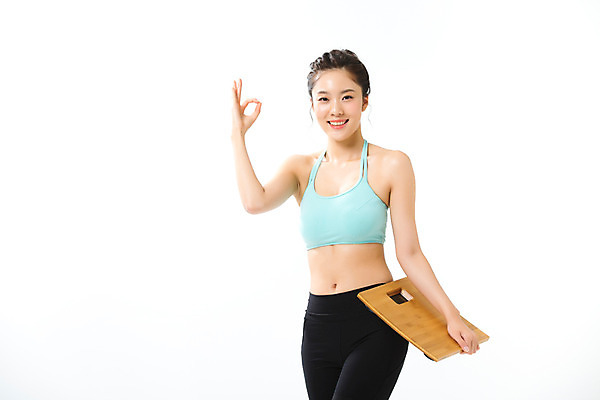 포토 JPG 스튜디오촬영 여자 포즈 다이어트 실내 건강 한명 들기 20대 성인 앞모습 운동복 한국인 OK 탱크톱 몸매 체중계 의료성형뷰티 성인여자한명만 국내포토 1 옷 뷰포인트 상의 모션 사람 동양인 손짓 청년 내부 여자한명만 성인여자만 파일형식