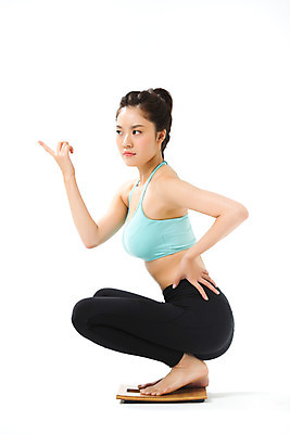 포토 JPG 스튜디오촬영 전신 여자 허리손 포즈 다이어트 맨발 실내 건강 한명 앉기 20대 성인 옆모습 운동복 한국인 탱크톱 몸매 체중계 몸무게재기 의료성형뷰티 성인여자한명만 국내포토 1 옷 뷰포인트 상의 모션 발 사람 동양인 청년 내부 여자한명만 성인여자만 파일형식