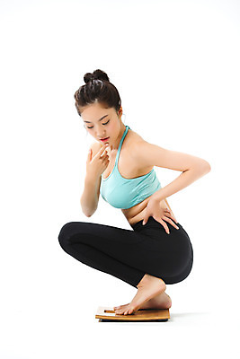 포토 JPG 스튜디오촬영 전신 여자 허리손 포즈 다이어트 맨발 실내 건강 한명 앉기 20대 성인 옆모습 운동복 한국인 탱크톱 몸매 체중계 몸무게재기 의료성형뷰티 성인여자한명만 국내포토 1 옷 뷰포인트 상의 모션 발 사람 동양인 청년 내부 여자한명만 성인여자만 파일형식