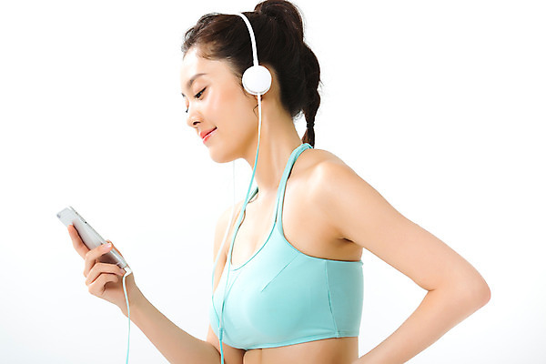 포토 JPG 스튜디오촬영 여자 허리손 포즈 다이어트 실내 건강 한명 상반신 20대 성인 옆모습 스마트폰 운동복 헤드셋 음악감상 한국인 몸매 의료성형뷰티 성인여자한명만 국내포토 1 옷 뷰포인트 음향기기 사람 동양인 청년 내부 핸드폰 스마트기기 헤드폰 감상 여자한명만 성인여자만 파일형식