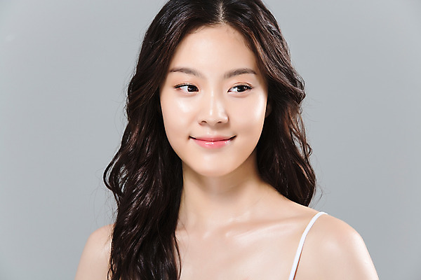 포토 JPG 스튜디오촬영 여자 얼굴 실내 한명 미소 상반신 20대 성인 앞모습 신체부위 뷰티 한국인 파마 몸매 피부 의료성형뷰티 성인여자한명만 국내포토 1 헤어스타일 뷰포인트 표정 사람 동양인 청년 내부 여자한명만 성인여자만 파일형식