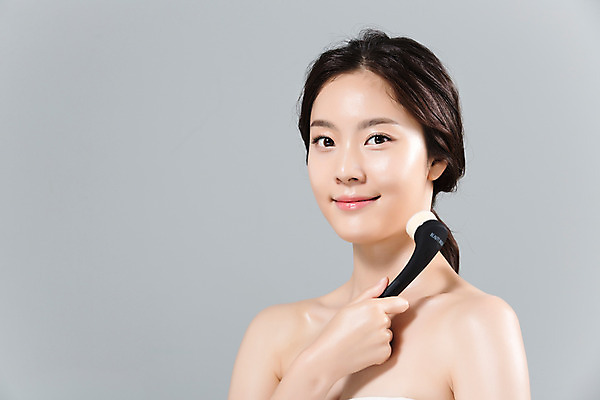 포토 JPG 스튜디오촬영 여자 얼굴 실내 한명 미소 들기 상반신 20대 성인 옆모습 신체부위 뷰티 한국인 몸매 피부 클렌징 페이스브러쉬 의료성형뷰티 성인여자한명만 국내포토 1 뷰포인트 모션 표정 사람 동양인 청년 내부 청결 미용용품 여자한명만 성인여자만 파일형식