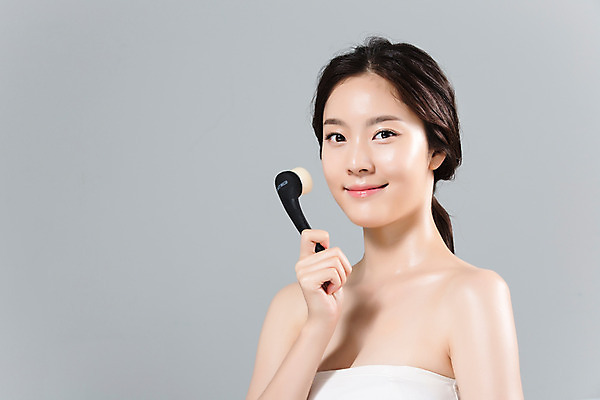 포토 JPG 스튜디오촬영 여자 얼굴 실내 한명 미소 들기 상반신 20대 성인 옆모습 신체부위 뷰티 한국인 몸매 피부 클렌징 페이스브러쉬 의료성형뷰티 성인여자한명만 국내포토 1 뷰포인트 모션 표정 사람 동양인 청년 내부 청결 미용용품 여자한명만 성인여자만 파일형식