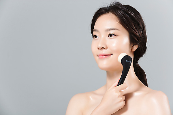 포토 JPG 스튜디오촬영 여자 얼굴 실내 한명 미소 들기 상반신 20대 성인 옆모습 신체부위 뷰티 한국인 몸매 피부 클렌징 페이스브러쉬 의료성형뷰티 성인여자한명만 국내포토 1 뷰포인트 모션 표정 사람 동양인 청년 내부 청결 미용용품 여자한명만 성인여자만 파일형식