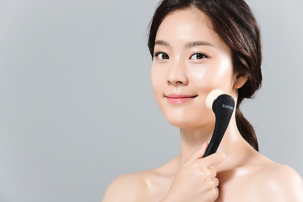 포토 JPG 스튜디오촬영 여자 얼굴 실내 한명 미소 들기 상반신 20대 성인 옆모습 신체부위 뷰티 한국인 몸매 피부 클렌징 페이스브러쉬 의료성형뷰티 성인여자한명만 국내포토 1 뷰포인트 모션 표정 사람 동양인 청년 내부 청결 미용용품 여자한명만 성인여자만 파일형식