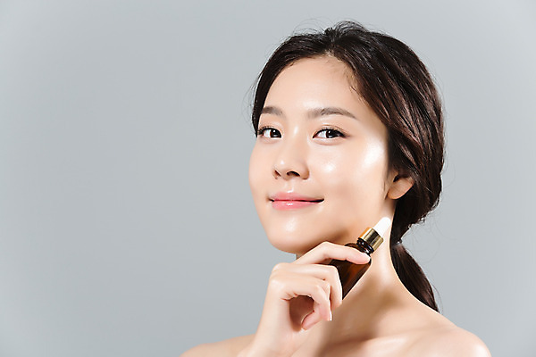 포토 JPG 스튜디오촬영 여자 얼굴 실내 한명 미소 들기 상반신 20대 성인 신체부위 뷰티 화장품 한국인 피부 피부관리 앰플 의료성형뷰티 성인여자한명만 국내포토 1 모션 표정 사람 동양인 청년 내부 여자한명만 성인여자만 파일형식 인종 여자만 성인만