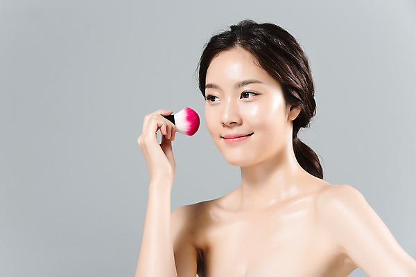 포토 JPG 스튜디오촬영 응시 여자 얼굴 실내 한명 들기 상반신 20대 성인 옆모습 신체부위 뷰티 한국인 몸매 피부 메이크업브러쉬 의료성형뷰티 성인여자한명만 국내포토 1 시선 뷰포인트 모션 사람 동양인 청년 내부 붓 여자한명만 성인여자만 파일형식