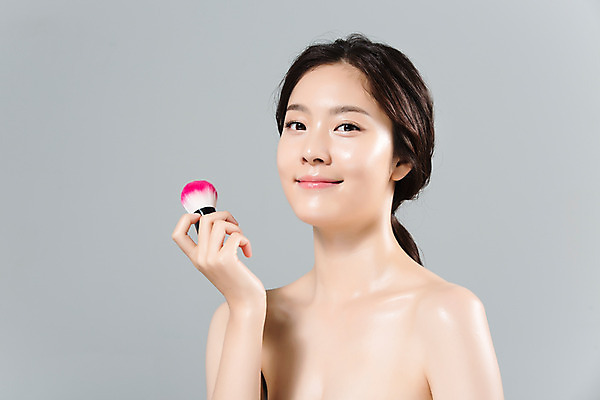 포토 JPG 스튜디오촬영 응시 여자 얼굴 실내 한명 들기 상반신 20대 성인 옆모습 신체부위 뷰티 한국인 몸매 피부 메이크업브러쉬 의료성형뷰티 성인여자한명만 국내포토 1 시선 뷰포인트 모션 사람 동양인 청년 내부 붓 여자한명만 성인여자만 파일형식