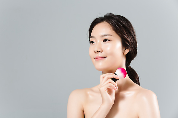 포토 JPG 스튜디오촬영 응시 여자 얼굴 실내 한명 들기 상반신 20대 성인 옆모습 신체부위 뷰티 한국인 몸매 피부 메이크업브러쉬 의료성형뷰티 성인여자한명만 국내포토 1 시선 뷰포인트 모션 사람 동양인 청년 내부 붓 여자한명만 성인여자만 파일형식