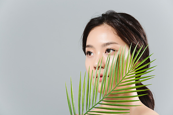 포토 JPG 스튜디오촬영 여자 얼굴 나뭇잎 실내 한명 들기 상반신 20대 성인 옆모습 신체부위 뷰티 한국인 몸매 피부 의료성형뷰티 성인여자한명만 국내포토 1 뷰포인트 잎 모션 사람 동양인 청년 내부 여자한명만 성인여자만 파일형식