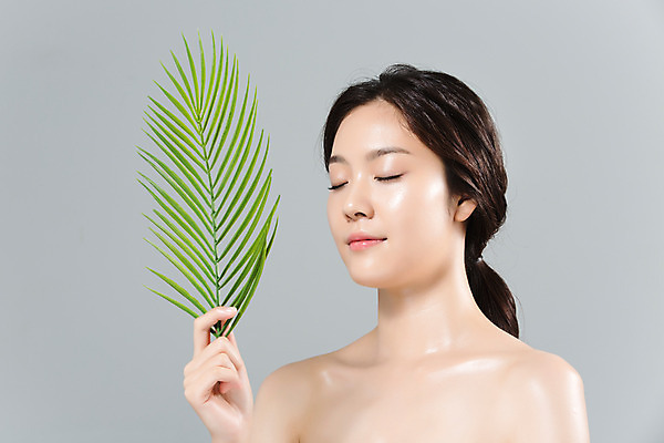 포토 JPG 스튜디오촬영 여자 얼굴 나뭇잎 실내 한명 들기 상반신 20대 성인 옆모습 신체부위 뷰티 눈감음 한국인 몸매 피부 의료성형뷰티 성인여자한명만 국내포토 1 뷰포인트 잎 모션 사람 동양인 청년 내부 여자한명만 성인여자만 파일형식