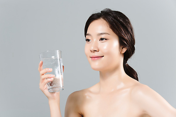 포토 JPG 스튜디오촬영 여자 얼굴 잔 실내 한명 미소 들기 상반신 20대 성인 옆모습 신체부위 물 뷰티 한국인 몸매 피부 물컵 의료성형뷰티 성인여자한명만 국내포토 자연요소 1 식기 뷰포인트 모션 표정 사람 동양인 청년 내부 컵 여자한명만 성인여자만 파일형식