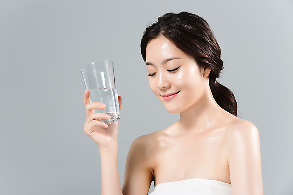 포토 JPG 스튜디오촬영 여자 얼굴 잔 실내 한명 미소 들기 상반신 20대 성인 옆모습 신체부위 물 뷰티 눈감음 한국인 몸매 피부 물컵 의료성형뷰티 성인여자한명만 국내포토 자연요소 1 식기 뷰포인트 모션 표정 사람 동양인 청년 내부 컵 여자한명만 성인여자만 파일형식