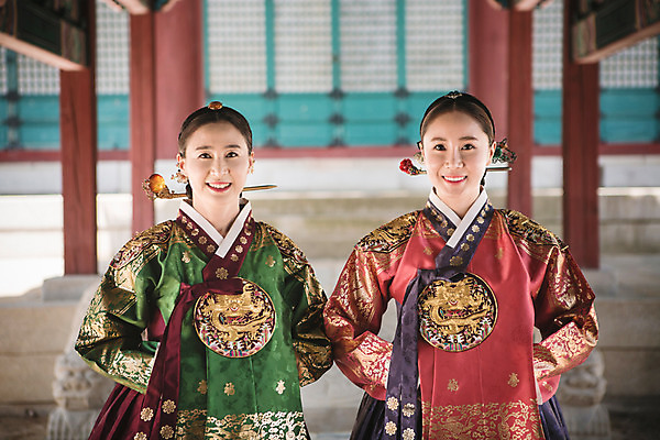 포토 JPG 주간 전통 여자 40대 한옥 서기 미소 상반신 성인 야외 두명 앞모습 30대 산책 궁전 한국인 한복 조선시대 여왕 왕족전통의상 성인여자만 사극 국내포토 자연요소 한국전통 뷰포인트 중년 고건축 모션 휴식 표정 사람 동양인 장년 역사 전통의상 여자만 성인만 파일형식