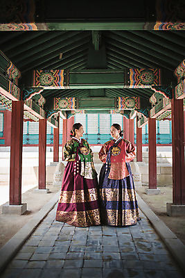 포토 JPG 주간 전신 전통 여자 40대 한옥 미소 성인 야외 두명 앞모습 30대 마주보기 걷기 산책 궁전 한국인 한복 조선시대 여왕 왕족전통의상 성인여자만 사극 국내포토 자연요소 한국전통 뷰포인트 중년 고건축 모션 휴식 표정 사람 동양인 장년 역사 전통의상 여자만 성인만 파일형식 건축물 컨셉 한국 인종 건축 아시아 나라