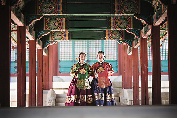 포토 JPG 주간 전신 전통 여자 40대 한옥 미소 성인 야외 두명 앞모습 30대 걷기 산책 궁전 한국인 한복 조선시대 여왕 왕족전통의상 성인여자만 사극 국내포토 자연요소 한국전통 뷰포인트 중년 고건축 모션 휴식 표정 사람 동양인 장년 역사 전통의상 여자만 성인만 파일형식