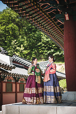 포토 JPG 주간 전신 전통 여자 40대 한옥 서기 미소 성인 야외 두명 옆모습 30대 마주보기 궁전 한국인 한복 조선시대 여왕 왕족전통의상 성인여자만 사극 국내포토 자연요소 한국전통 뷰포인트 중년 고건축 모션 표정 사람 동양인 장년 역사 전통의상 여자만 성인만 파일형식 건축물 한국 인종 건축 아시아 나라
