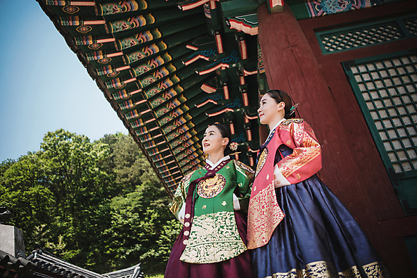 포토 JPG 주간 전통 응시 여자 로우앵글 40대 한옥 서기 성인 야외 두명 앞모습 30대 산책 궁전 한국인 한복 조선시대 여왕 왕족전통의상 지붕처마 성인여자만 사극 국내포토 자연요소 한국전통 시선 뷰포인트 중년 고건축 모션 지붕 휴식 사람 동양인 장년 역사 전통의상 처마 여자만 성인만 파일형식