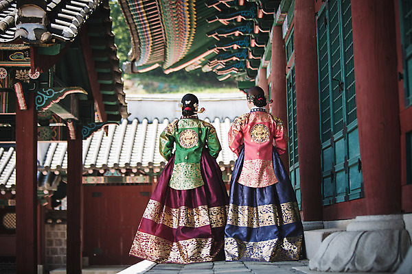 포토 JPG 주간 전신 전통 여자 40대 한옥 성인 야외 두명 뒷모습 30대 걷기 산책 궁전 한국인 한복 조선시대 여왕 왕족전통의상 성인여자만 사극 국내포토 자연요소 한국전통 뷰포인트 중년 고건축 모션 휴식 사람 동양인 장년 역사 전통의상 여자만 성인만 파일형식