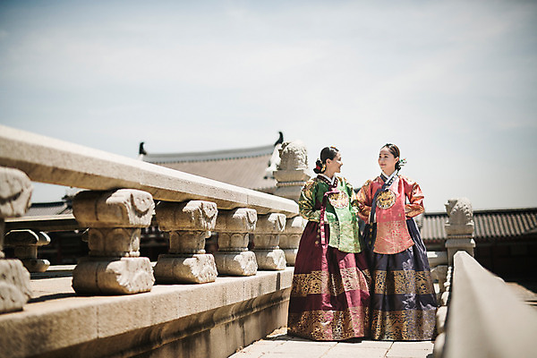 포토 JPG 주간 전신 전통 여자 40대 한옥 미소 성인 야외 두명 앞모습 30대 걷기 산책 궁전 한국인 한복 조선시대 돌다리 여왕 왕족전통의상 성인여자만 사극 국내포토 자연요소 한국전통 뷰포인트 중년 고건축 모션 휴식 표정 사람 동양인 장년 다리_건축물 역사 전통의상 여자만 성인만 파일형식