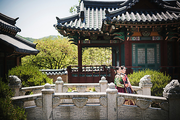 포토 JPG 주간 전신 전통 여자 40대 한옥 미소 성인 야외 두명 옆모습 30대 걷기 산책 궁전 한국인 한복 조선시대 돌다리 여왕 왕족전통의상 성인여자만 사극 국내포토 자연요소 한국전통 뷰포인트 중년 고건축 모션 휴식 표정 사람 동양인 장년 다리_건축물 역사 전통의상 여자만 성인만 파일형식