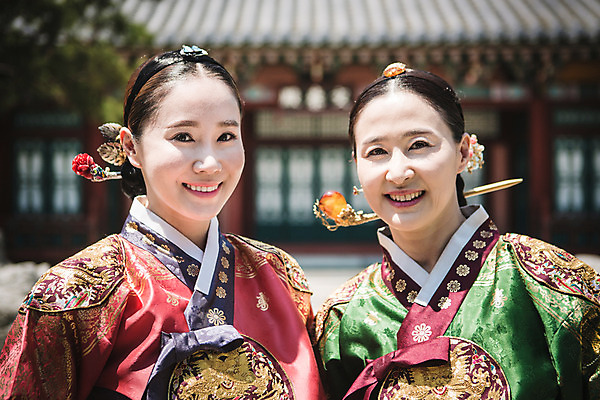 포토 JPG 주간 전통 여자 40대 한옥 서기 미소 상반신 성인 야외 두명 앞모습 30대 궁전 한국인 한복 조선시대 여왕 왕족전통의상 성인여자만 사극 국내포토 자연요소 한국전통 뷰포인트 중년 고건축 모션 표정 사람 동양인 장년 역사 전통의상 여자만 성인만 파일형식