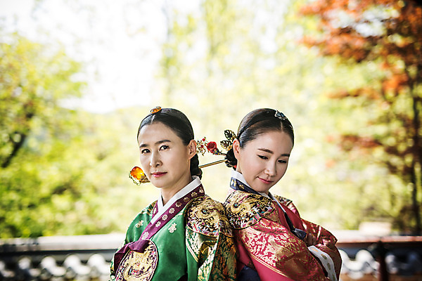 포토 JPG 주간 전통 여자 40대 서기 상반신 성인 야외 두명 옆모습 30대 경쟁 한국인 등맞대기 한복 조선시대 여왕 왕족전통의상 성인여자만 사극 국내포토 자연요소 한국전통 뷰포인트 중년 컨셉 모션 사람 동양인 장년 역사 전통의상 여자만 성인만 파일형식