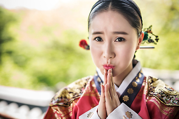 포토 JPG 주간 전통 여자 한명 상반신 성인 야외 앞모습 30대 귀여움 한국인 한복 조선시대 손모으기 입내밀기 여왕 왕족전통의상 성인여자만 사극 국내포토 자연요소 1 한국전통 뷰포인트 컨셉 모션 사람 동양인 손짓 장년 역사 전통의상 여자만 성인만 파일형식