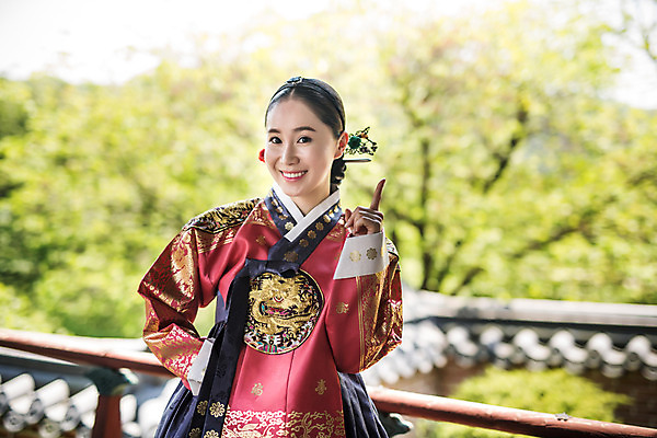 포토 JPG 주간 나무 전통 여자 한명 미소 상반신 성인 야외 앞모습 30대 한국인 가리킴 한복 조선시대 여왕 왕족전통의상 성인여자만 기와담장 사극 국내포토 자연요소 식물 1 한국전통 뷰포인트 표정 기와 사람 동양인 손짓 장년 담장 역사 전통의상 여자만 성인만 파일형식