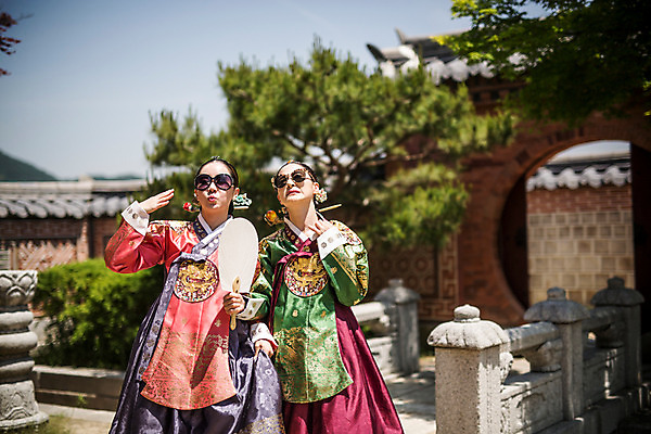 포토 JPG 주간 여자 40대 서기 들기 성인 야외 두명 앞모습 30대 선글라스 산책 궁전 한국인 부채 더위 한복 조선시대 여왕 왕족전통의상 성인여자만 사극 국내포토 자연요소 한국전통 전통 안경 뷰포인트 중년 고건축 모션 날씨 휴식 사람 동양인 장년 역사 전통의상 여자만 성인만 파일형식