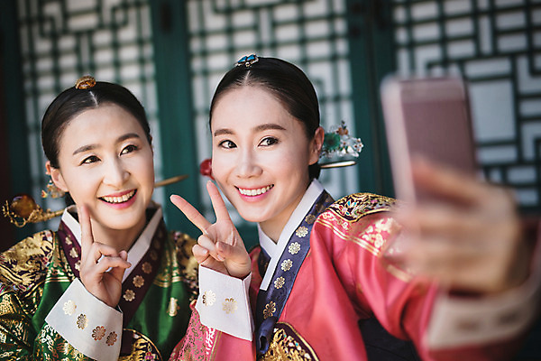 포토 JPG 주간 여자 40대 웃음 들기 손짓 상반신 성인 야외 두명 앞모습 30대 스마트폰 궁전 한국인 한복 셀프카메라 조선시대 브이 여왕 왕족전통의상 성인여자만 사극 국내포토 자연요소 한국전통 전통 뷰포인트 중년 고건축 모션 표정 사람 동양인 장년 핸드폰 스마트기기 사진촬영 역사 전통의상 여자만 성인만 파일형식