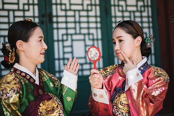 포토 JPG 주간 여자 40대 들기 앉기 상반신 성인 야외 두명 옆모습 30대 계단 궁전 한국인 한복 조선시대 피부 손거울 여왕 여드름 왕족전통의상 성인여자만 사극 국내포토 자연요소 한국전통 전통 뷰포인트 중년 고건축 모션 사람 동양인 신체부위 장년 거울 역사 전통의상 여자만 성인만 파일형식