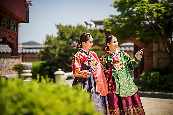 포토 JPG 주간 전통 응시 여자 40대 한옥 서기 미소 성인 야외 두명 앞모습 30대 산책 궁전 한국인 가리킴 한복 조선시대 왕족전통의상 성인여자만 사극 국내포토 자연요소 한국전통 시선 뷰포인트 중년 고건축 모션 휴식 표정 사람 동양인 손짓 장년 역사 전통의상 여자만 성인만 파일형식