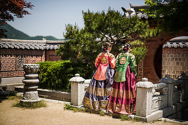 포토 JPG 주간 전신 전통 여자 40대 한옥 성인 야외 두명 뒷모습 30대 걷기 산책 궁전 한국인 한복 조선시대 왕족전통의상 성인여자만 사극 국내포토 자연요소 한국전통 뷰포인트 중년 고건축 모션 휴식 사람 동양인 장년 역사 전통의상 여자만 성인만 파일형식