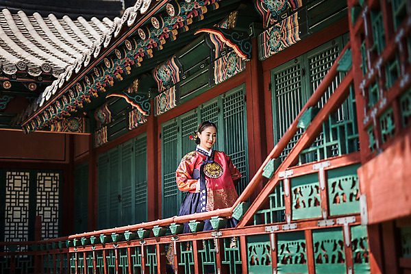 포토 JPG 주간 전통 여자 난간 한옥 한명 상반신 성인 야외 앞모습 30대 걷기 궁전 한국인 한복 조선시대 여왕 왕족전통의상 성인여자만 사극 국내포토 자연요소 1 한국전통 뷰포인트 고건축 모션 사람 동양인 장년 역사 전통의상 여자만 성인만 파일형식