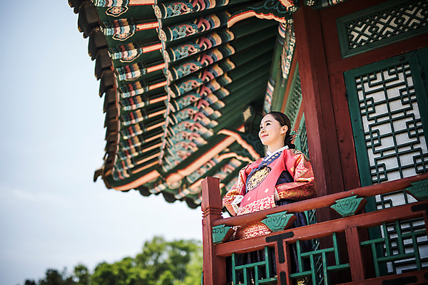 포토 JPG 주간 전통 응시 여자 난간 한옥 한명 서기 상반신 성인 야외 옆모습 30대 궁전 한국인 한복 조선시대 여왕 왕족전통의상 성인여자만 사극 국내포토 자연요소 1 한국전통 시선 뷰포인트 고건축 모션 사람 동양인 장년 역사 전통의상 여자만 성인만 파일형식