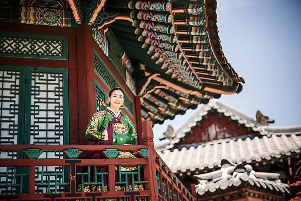 포토 JPG 주간 전통 응시 여자 40대 난간 한옥 한명 서기 미소 상반신 성인 야외 궁전 한국인 한복 조선시대 왕족전통의상 지붕처마 성인여자만 사극 국내포토 자연요소 1 한국전통 시선 중년 고건축 모션 지붕 표정 사람 동양인 역사 전통의상 처마 여자만 성인만 파일형식