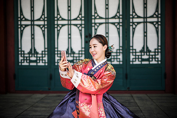 포토 JPG 주간 여자 한명 들기 앉기 상반신 성인 야외 옆모습 30대 스마트폰 궁전 한국인 한복 셀프카메라 조선시대 여왕 왕족전통의상 성인여자만 사극 국내포토 자연요소 1 한국전통 전통 뷰포인트 고건축 모션 사람 동양인 장년 핸드폰 스마트기기 사진촬영 역사 전통의상 여자만 성인만 파일형식