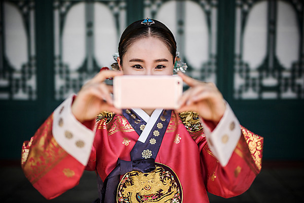 포토 JPG 주간 여자 한명 들기 상반신 성인 야외 앞모습 30대 스마트폰 궁전 한국인 한복 셀프카메라 조선시대 여왕 왕족전통의상 성인여자만 사극 국내포토 자연요소 1 한국전통 전통 뷰포인트 고건축 모션 사람 동양인 장년 핸드폰 스마트기기 사진촬영 역사 전통의상 여자만 성인만 파일형식