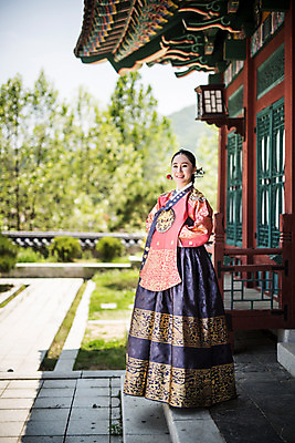 포토 JPG 주간 전신 전통 여자 한옥 한명 미소 성인 야외 옆모습 30대 궁전 한국인 한복 조선시대 여왕 왕족전통의상 성인여자만 사극 국내포토 자연요소 1 한국전통 뷰포인트 고건축 표정 사람 동양인 장년 역사 전통의상 여자만 성인만 파일형식