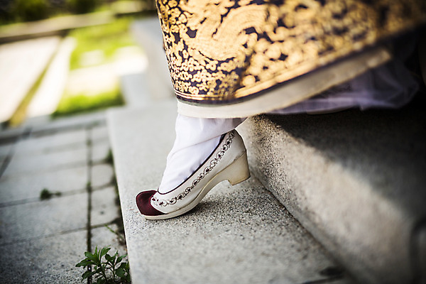 포토 JPG 주간 전통 여자 발 한명 성인 야외 아웃포커스 30대 계단 한국인 한복 조선시대 꽃신 왕족전통의상 성인여자만 사극 국내포토 자연요소 1 한국전통 신발 전통소품 촬영기법 사람 동양인 신체부위 장년 역사 전통의상 여자만 성인만 파일형식