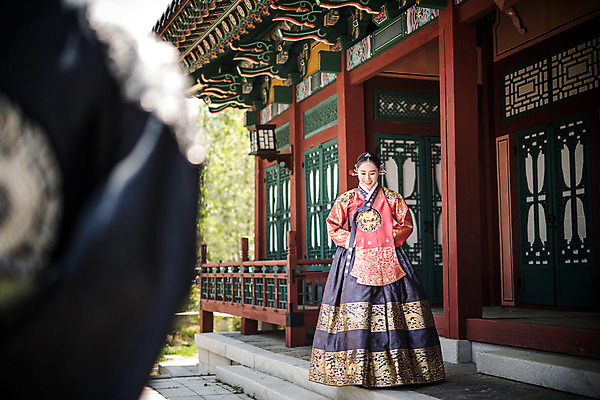 포토 JPG 주간 전신 전통 부부 커플 여자 남자 한옥 서기 미소 야외 두명 앞모습 30대 궁전 한국인 한복 조선시대 마중 세자 왕족전통의상 성인만 사극 국내포토 자연요소 한국전통 뷰포인트 고건축 관계 모션 표정 사람 동양인 장년 역사 전통의상 파일형식