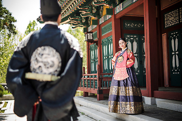 포토 JPG 주간 전신 전통 부부 커플 여자 남자 한옥 서기 미소 야외 두명 앞모습 뒷모습 30대 궁전 한국인 한복 조선시대 여왕 마중 세자 왕족전통의상 성인만 사극 국내포토 자연요소 한국전통 뷰포인트 고건축 관계 모션 표정 사람 동양인 장년 역사 전통의상 파일형식