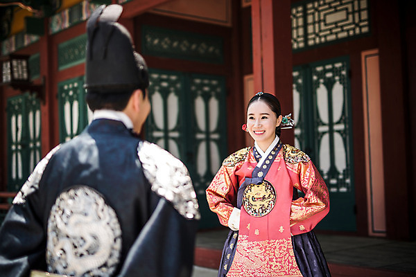 포토 JPG 주간 전통 부부 커플 여자 남자 한옥 서기 미소 상반신 야외 두명 앞모습 뒷모습 30대 궁전 한국인 한복 조선시대 여왕 마중 세자 왕족전통의상 성인만 사극 국내포토 자연요소 한국전통 뷰포인트 고건축 관계 모션 표정 사람 동양인 장년 역사 전통의상 파일형식