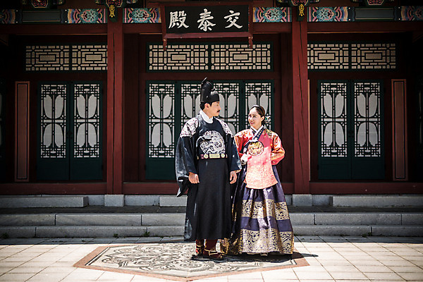 포토 JPG 주간 전신 전통 부부 커플 여자 남자 한옥 야외 두명 앞모습 30대 걷기 산책 궁전 한국인 한복 조선시대 세자 왕족전통의상 성인만 사극 국내포토 자연요소 한국전통 뷰포인트 고건축 관계 모션 휴식 사람 동양인 장년 역사 전통의상 파일형식