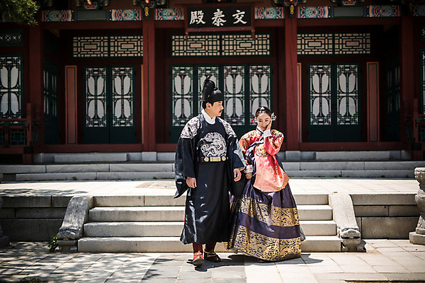 포토 JPG 주간 전신 전통 부부 커플 여자 남자 한옥 야외 두명 앞모습 30대 걷기 산책 궁전 한국인 한복 조선시대 세자 왕족전통의상 성인만 사극 국내포토 자연요소 한국전통 뷰포인트 고건축 관계 모션 휴식 사람 동양인 장년 역사 전통의상 파일형식