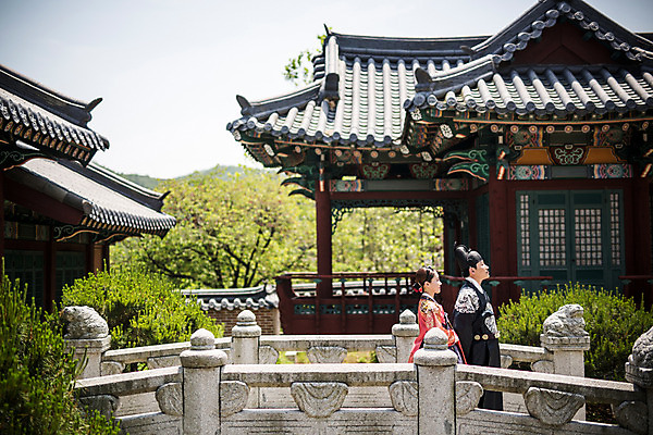 포토 JPG 주간 전통 부부 커플 여자 남자 한옥 상반신 야외 두명 옆모습 30대 걷기 산책 궁전 한국인 한복 조선시대 돌다리 세자 왕족전통의상 성인만 사극 국내포토 자연요소 한국전통 뷰포인트 고건축 관계 모션 휴식 사람 동양인 장년 다리_건축물 역사 전통의상 파일형식